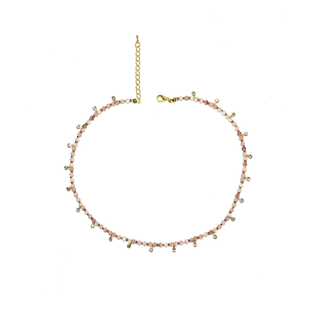 زُهَا، سلسال ناعم وردي زُيّن بقطع حُلي براقة