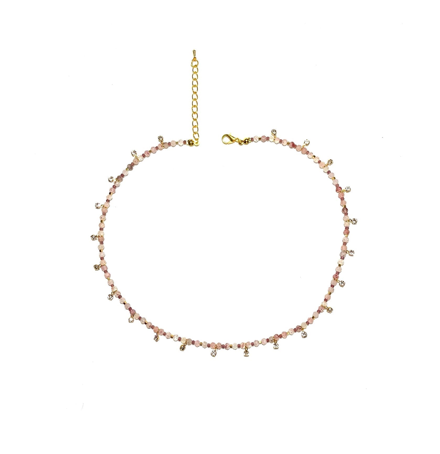 زُهَا، سلسال ناعم وردي زُيّن بقطع حُلي براقة