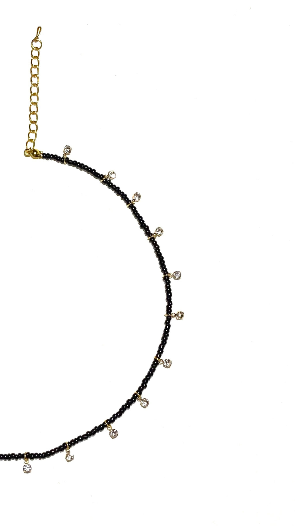 قمر، سلسال ناعم أسود زُيّن بقطع حُلي براقة