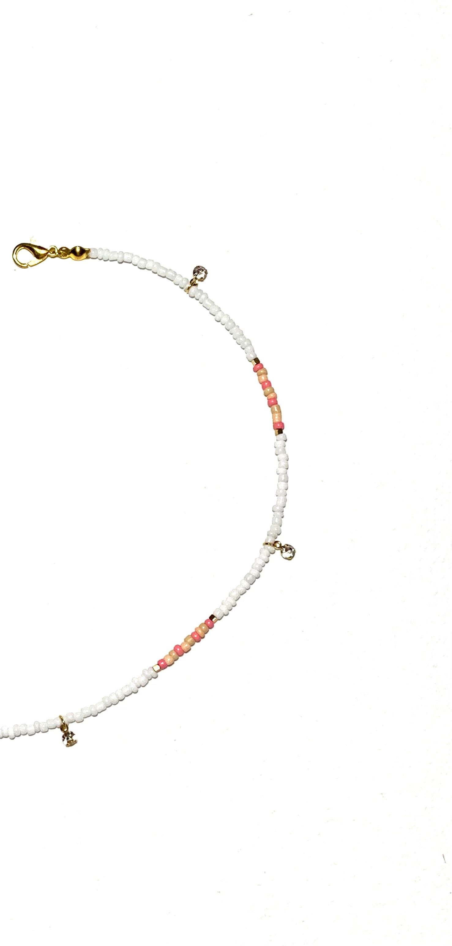 أمل، سلسال يومي يجمع بين بساطة الأبيض ورقة الوردي