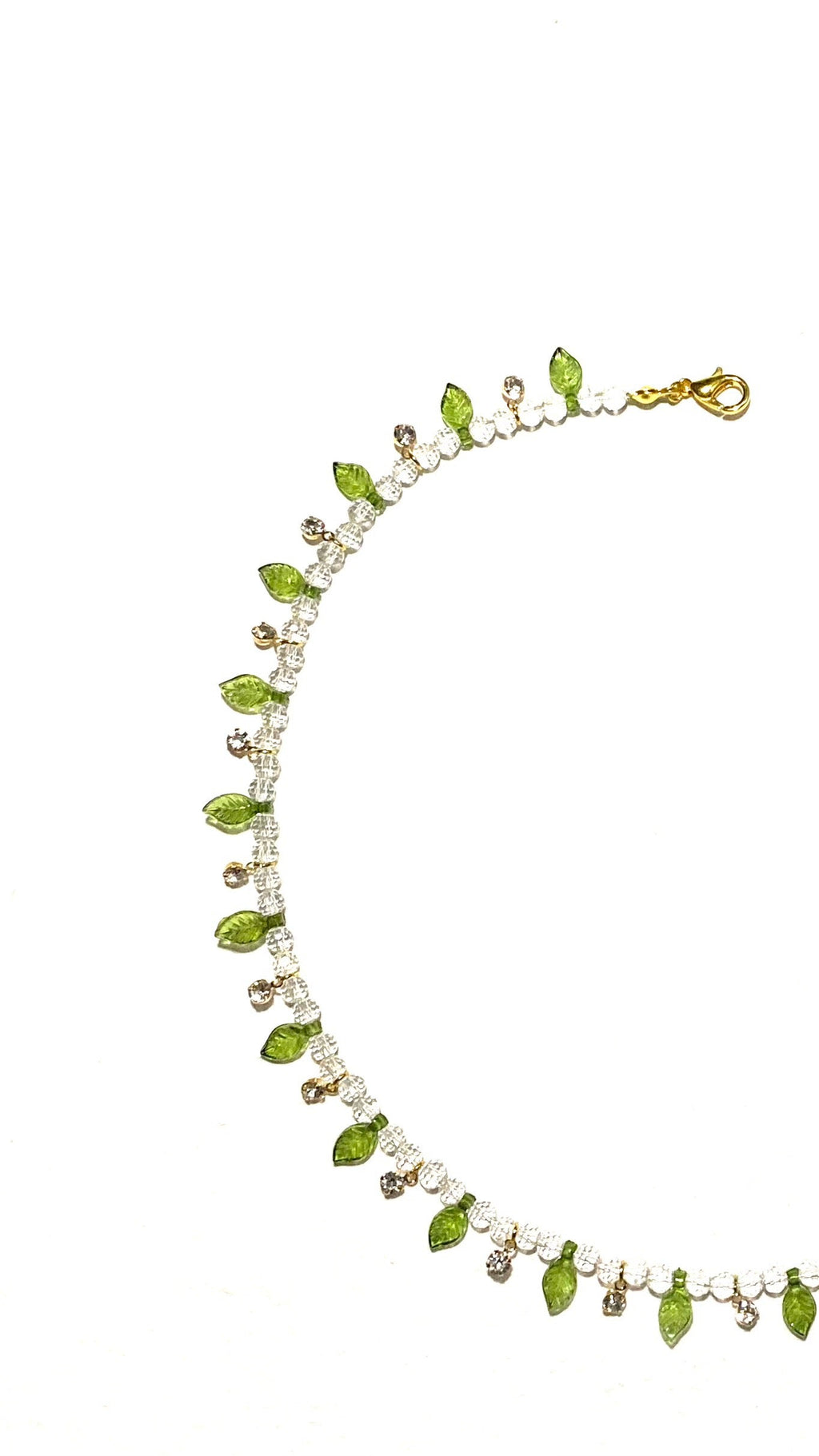 زُهَا، سلسال أنيق فاخر زُيّن بقطع حُلي براقة