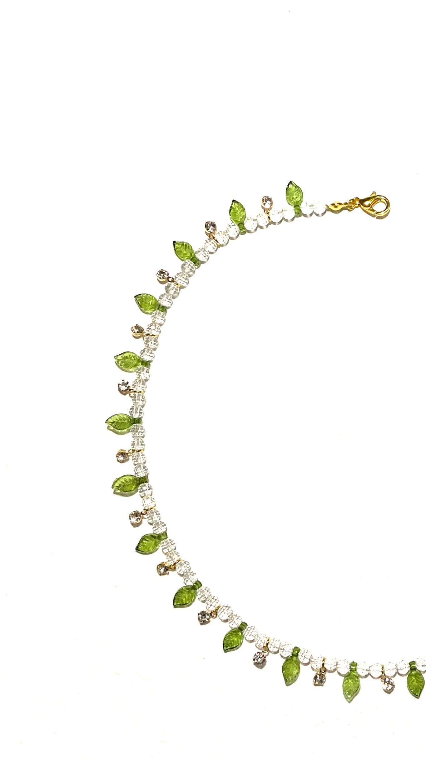 زُهَا، سلسال أنيق فاخر زُيّن بقطع حُلي براقة