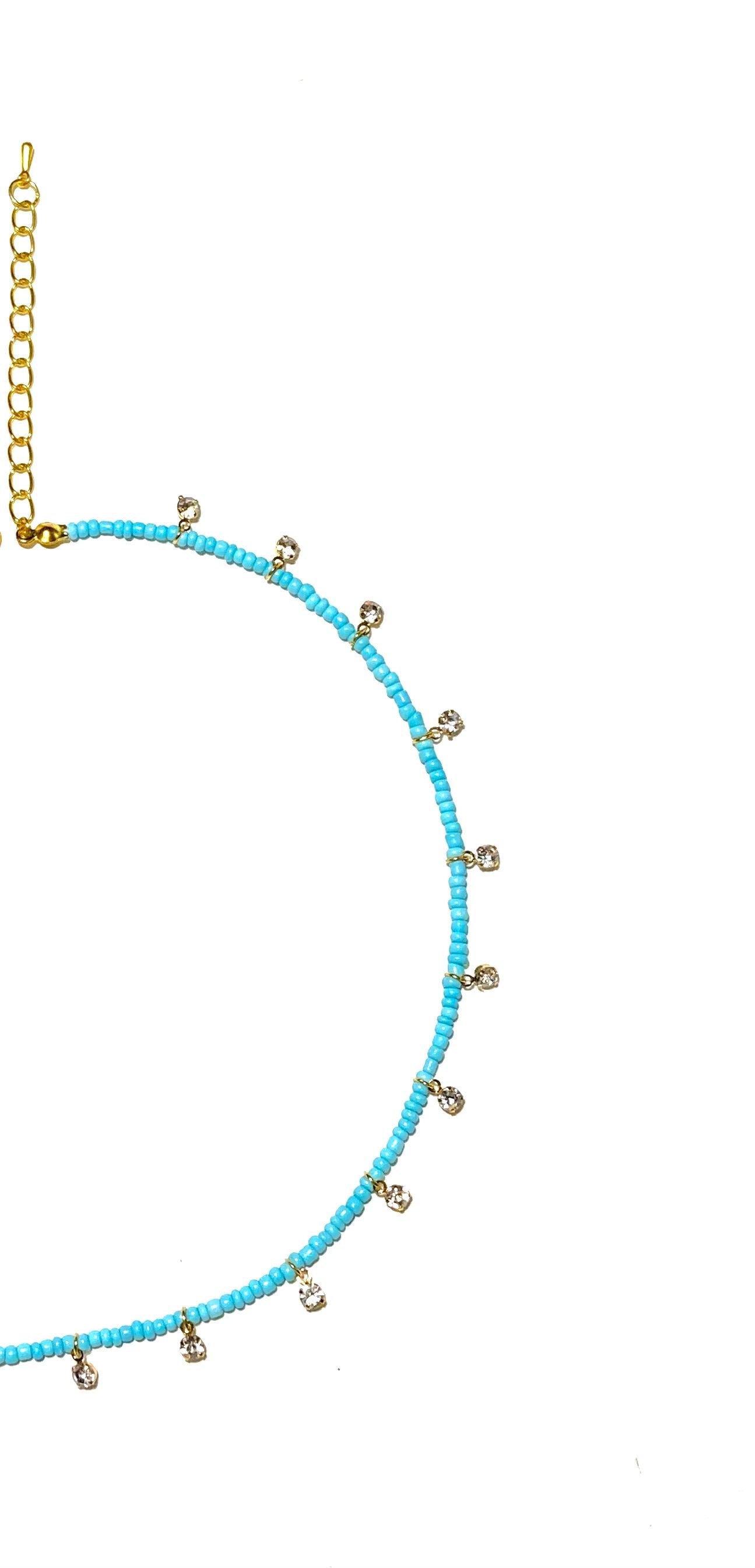 سما، سلسال ناعم بلون سماوي فريد زُيّن بقطع حُلي براقة