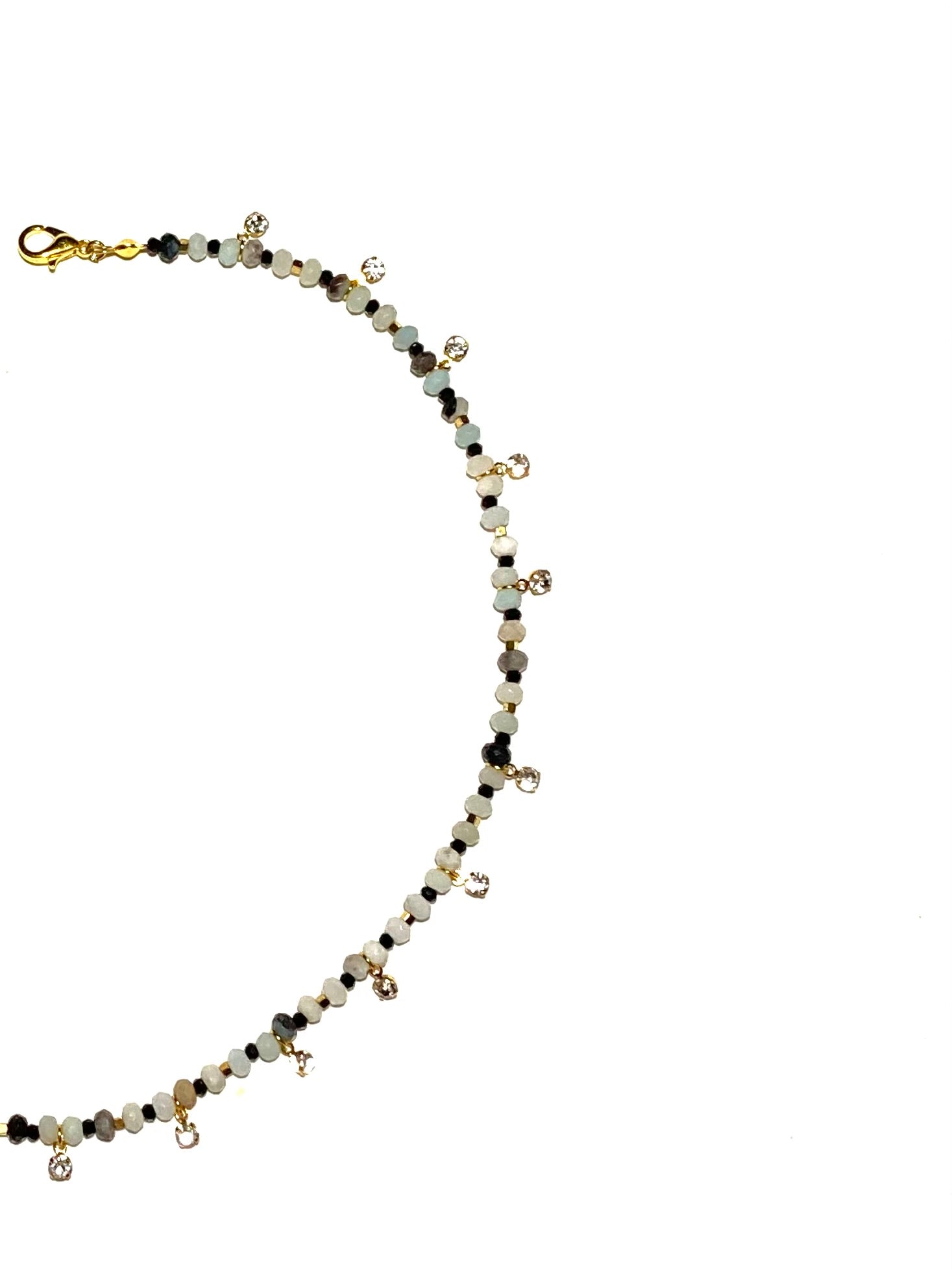 زُهَا، سلسال أخضر فاخر زُيّن بقطع حُلي براقة