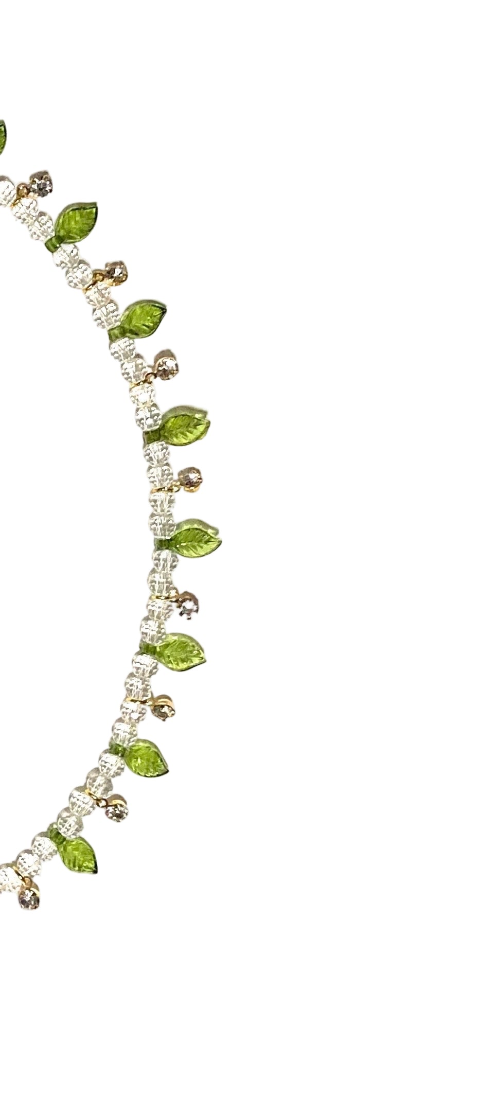 زُهَا، سلسال أنيق فاخر زُيّن بقطع حُلي براقة