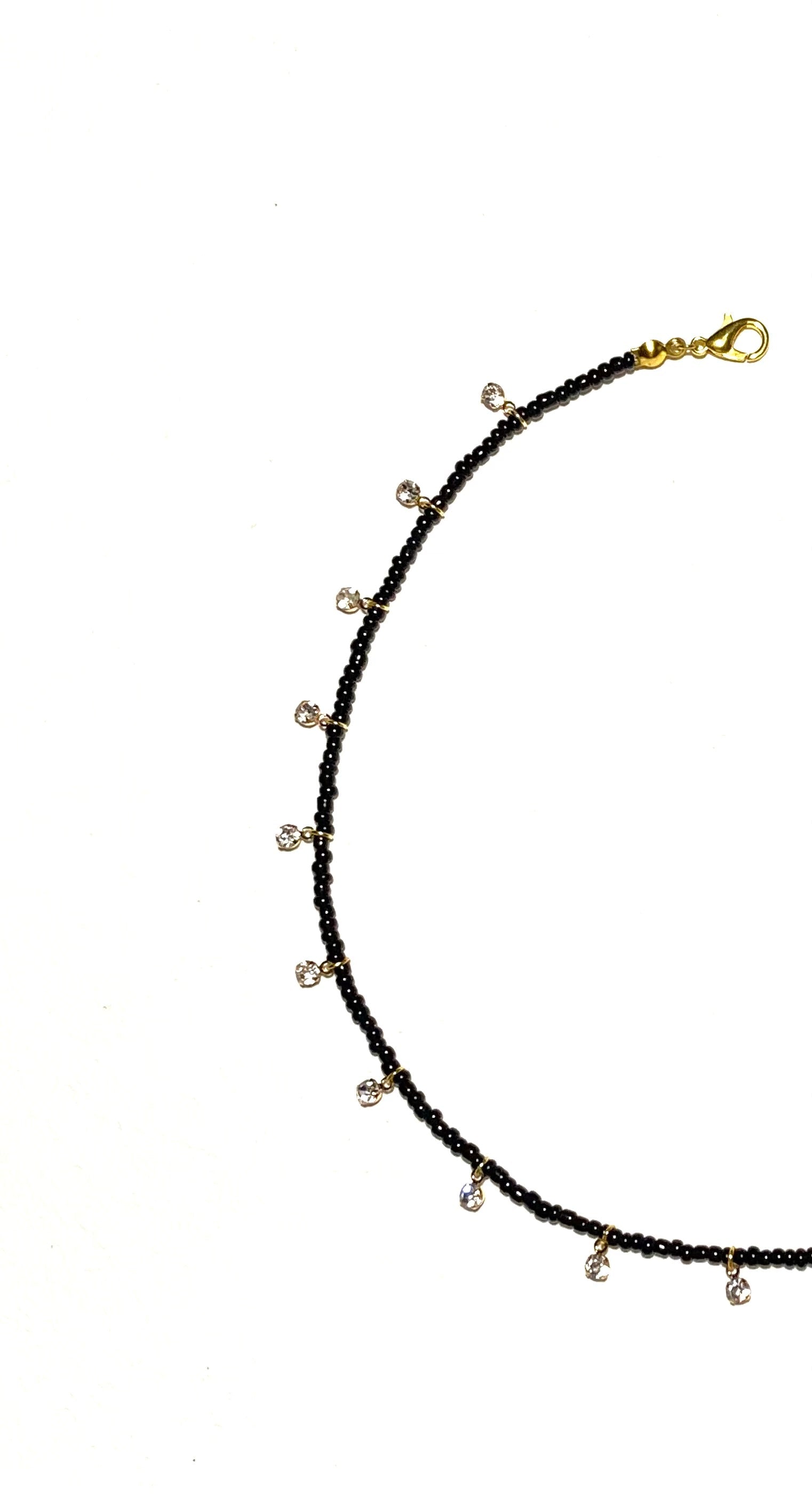 قمر، سلسال ناعم أسود زُيّن بقطع حُلي براقة