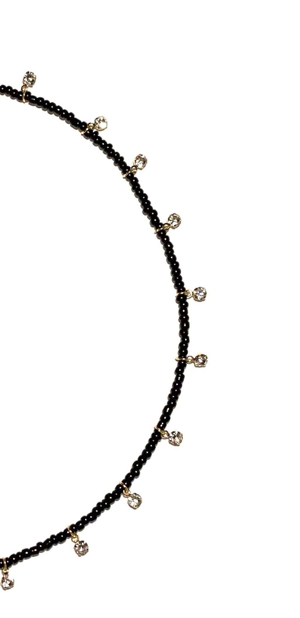 قمر، سلسال ناعم أسود زُيّن بقطع حُلي براقة