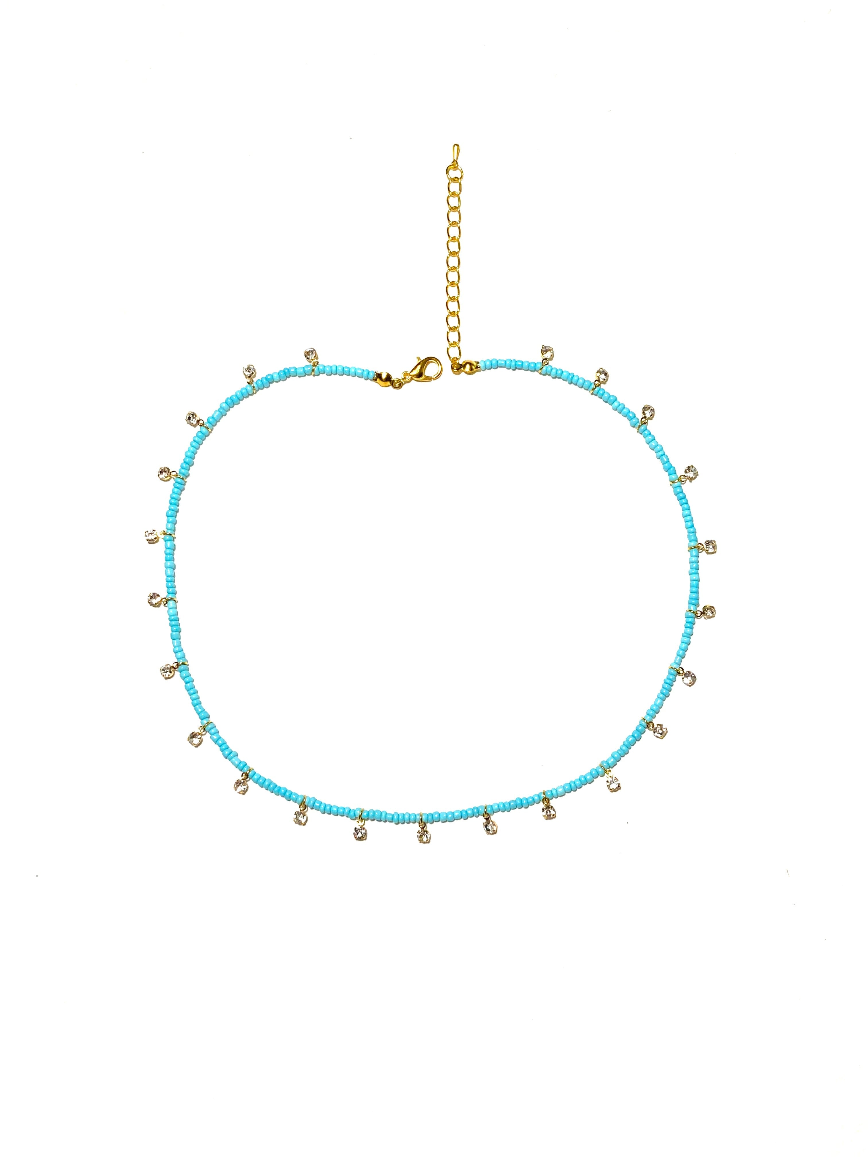 سما، سلسال ناعم بلون سماوي فريد زُيّن بقطع حُلي براقة