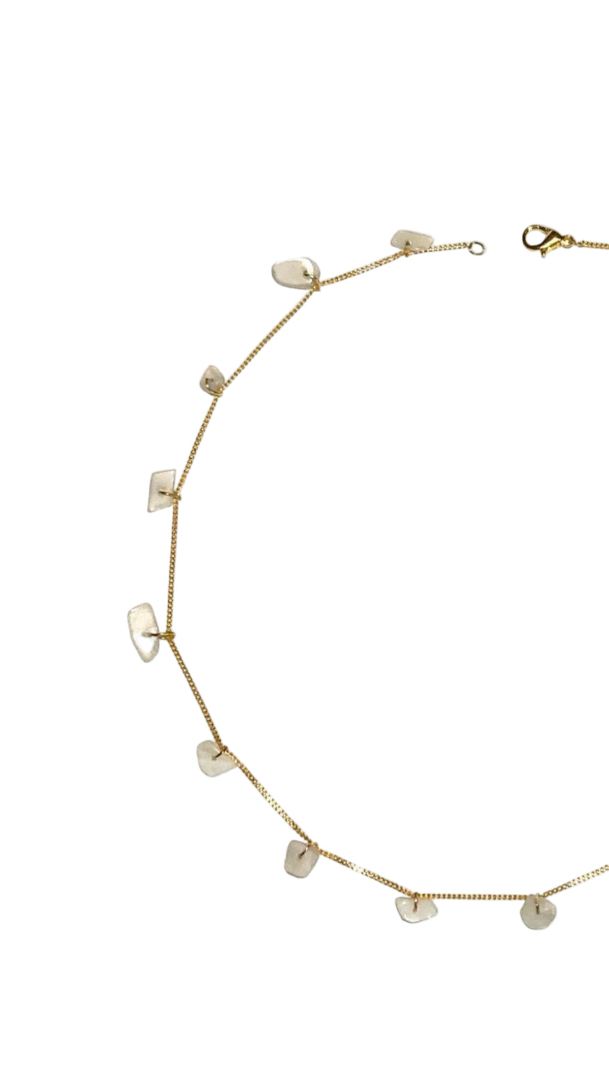 سُحُب، سلسال ذهب، مُزيَّن بحبات خرز أنيقة