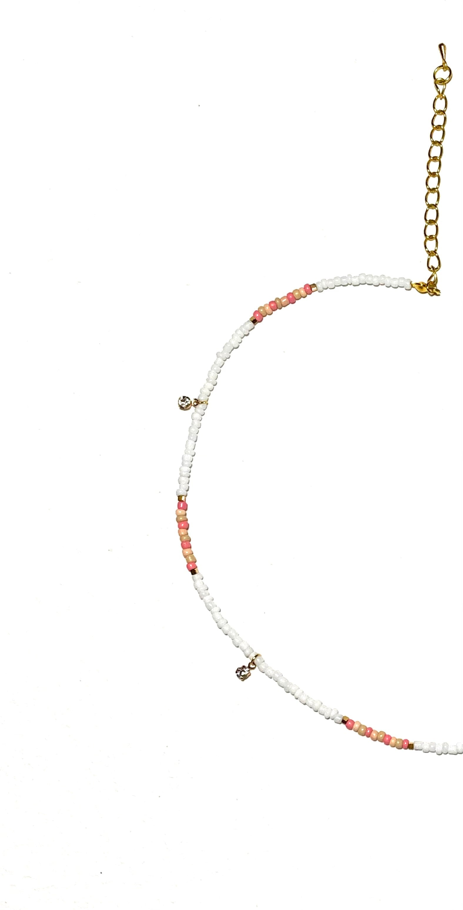 أمل، سلسال يومي يجمع بين بساطة الأبيض ورقة الوردي