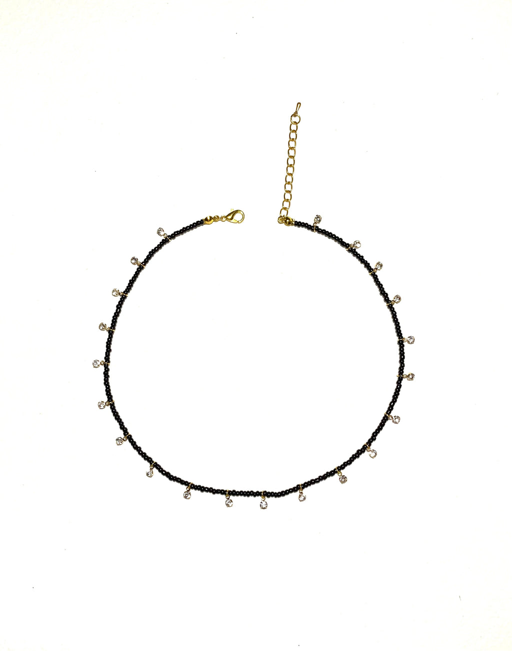 قمر، سلسال ناعم أسود زُيّن بقطع حُلي براقة