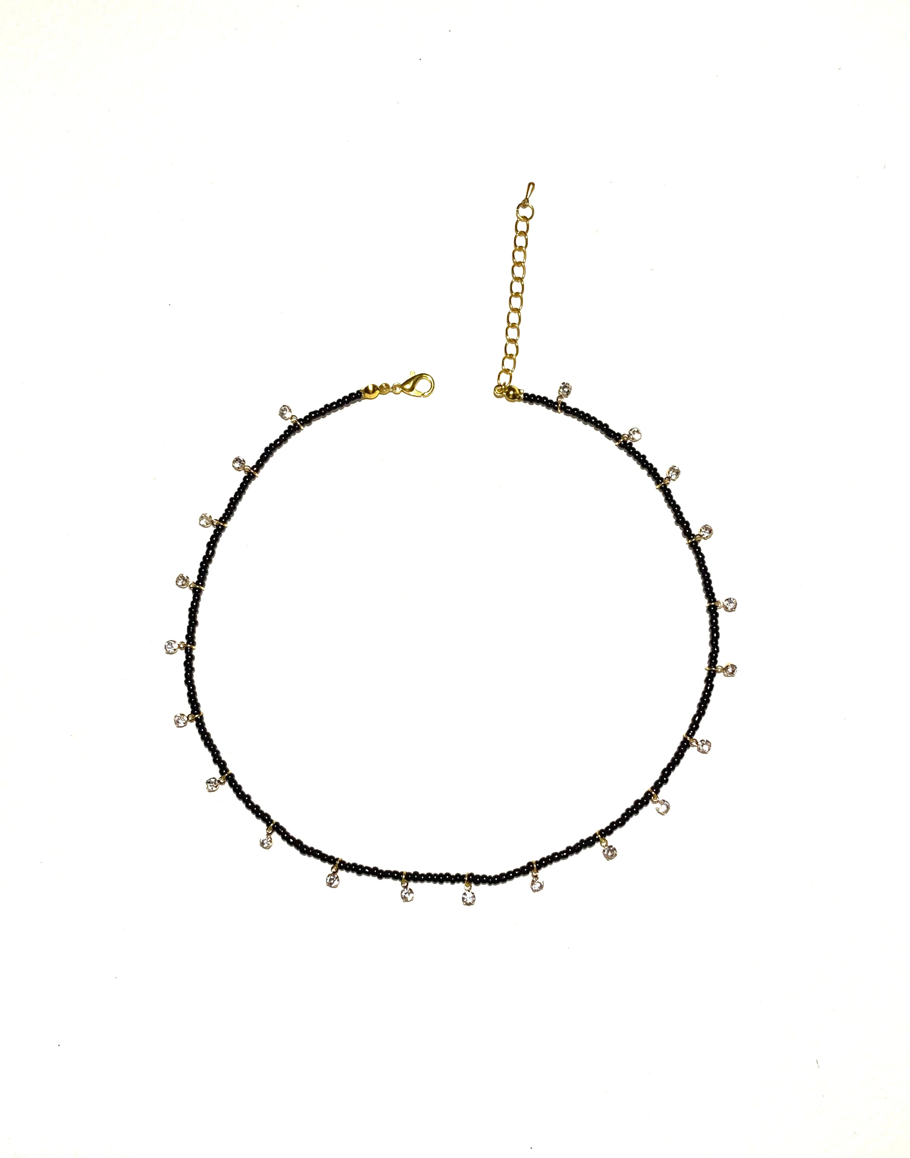 قمر، سلسال ناعم أسود زُيّن بقطع حُلي براقة