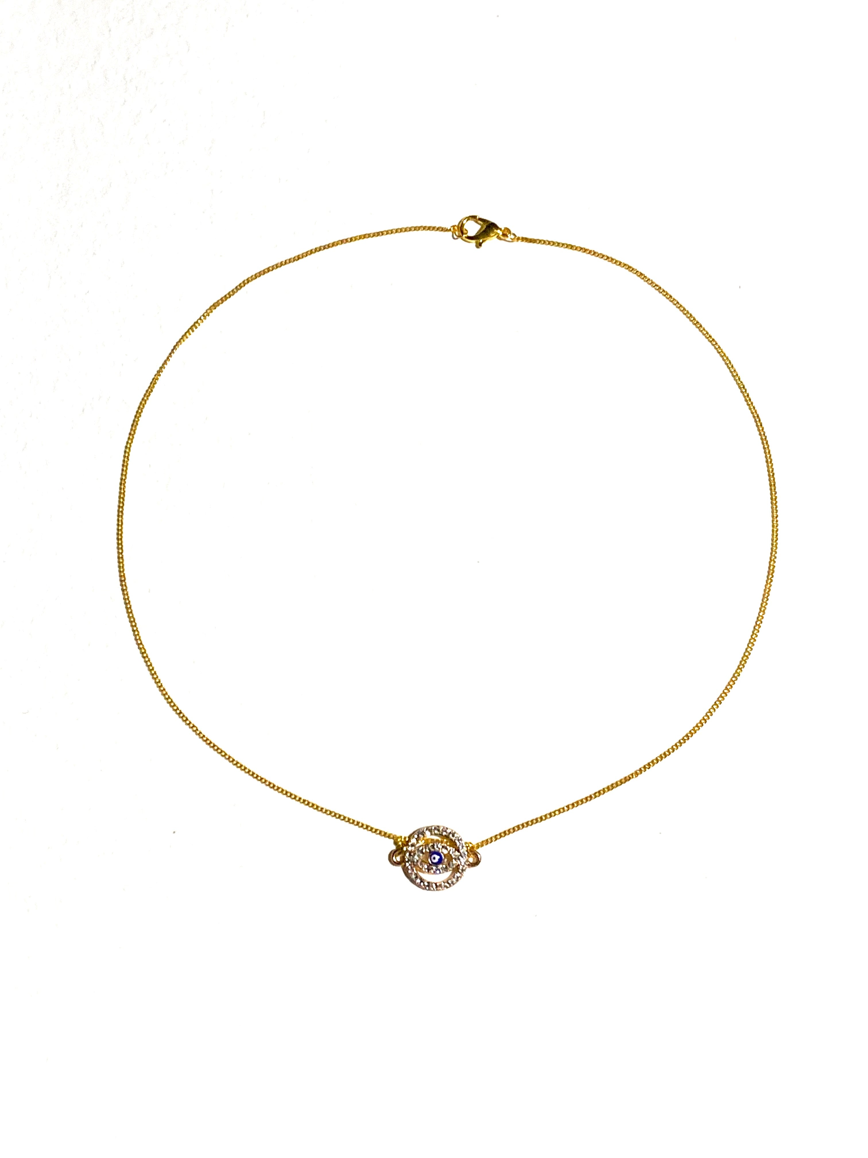 سلسال ذهبي، بتصميم عين ذهبية مرصّعة  بفصوص براقة