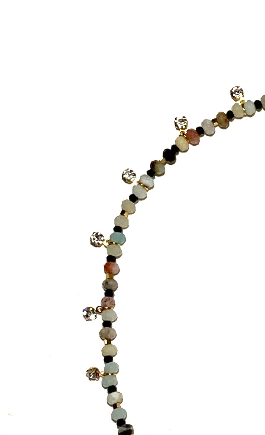 زُهَا، سلسال أخضر فاخر زُيّن بقطع حُلي براقة