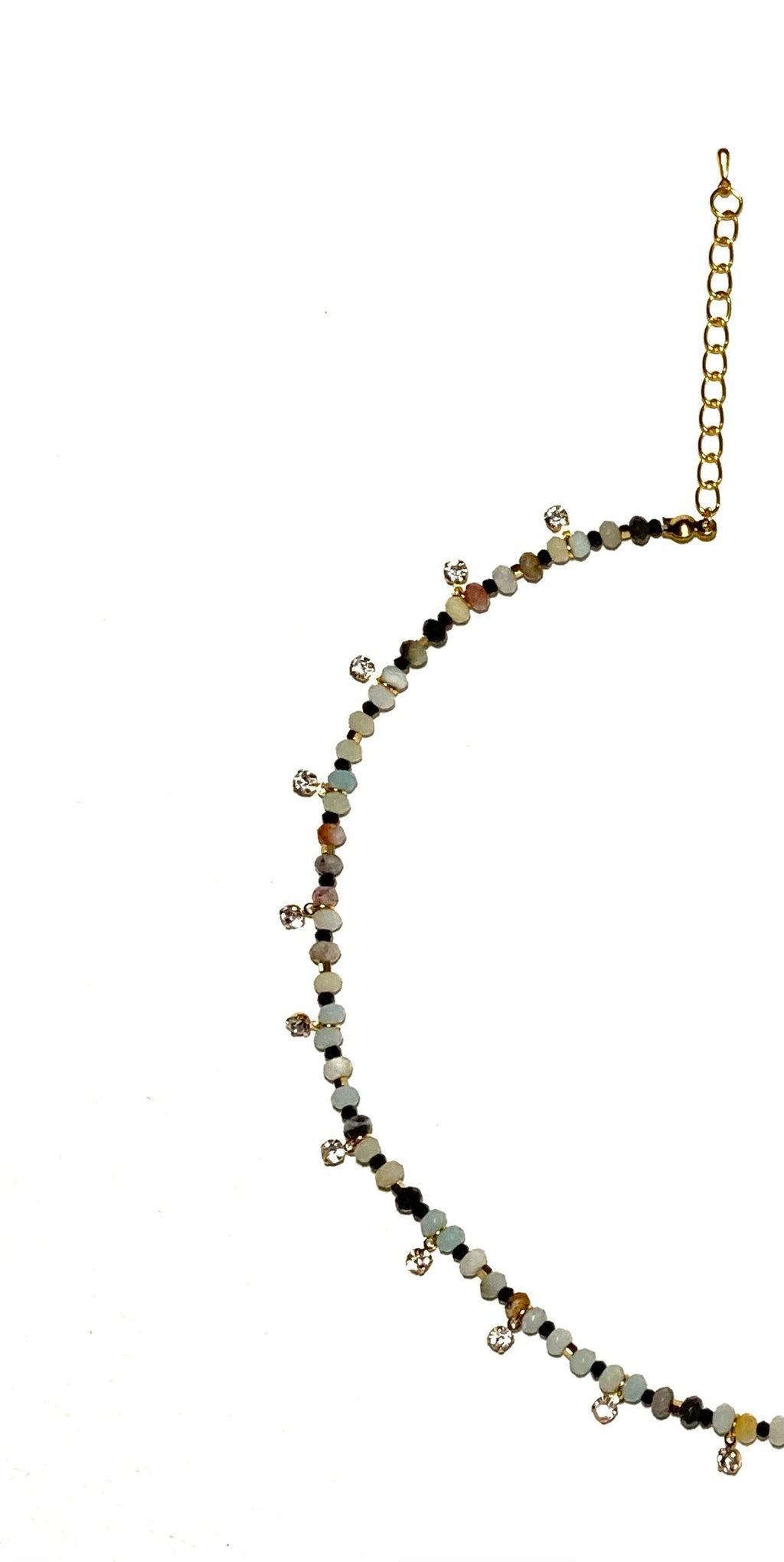 زُهَا، سلسال أخضر فاخر زُيّن بقطع حُلي براقة