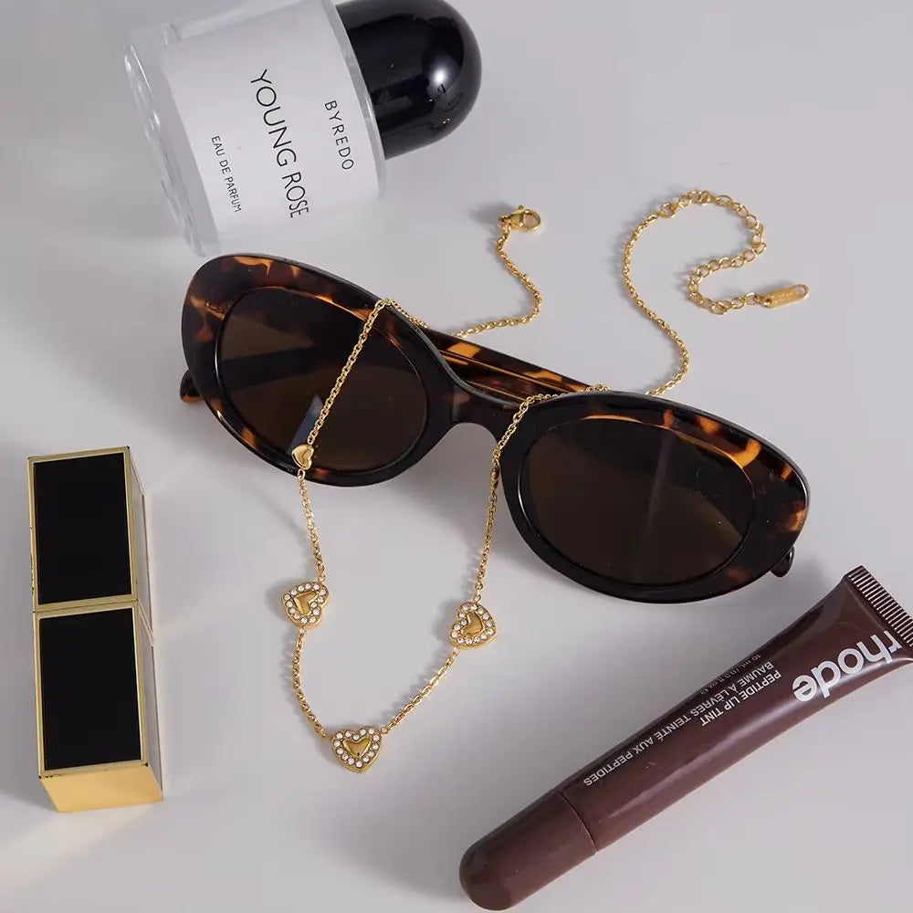 قلادة قلب مرصعة بأحجار الراين، في أشكال متعددة، مطلية ذهب عيار ١٨ قيراط بتقنية PVD، مقاومة للصدى والماء، مثالية للهدايا