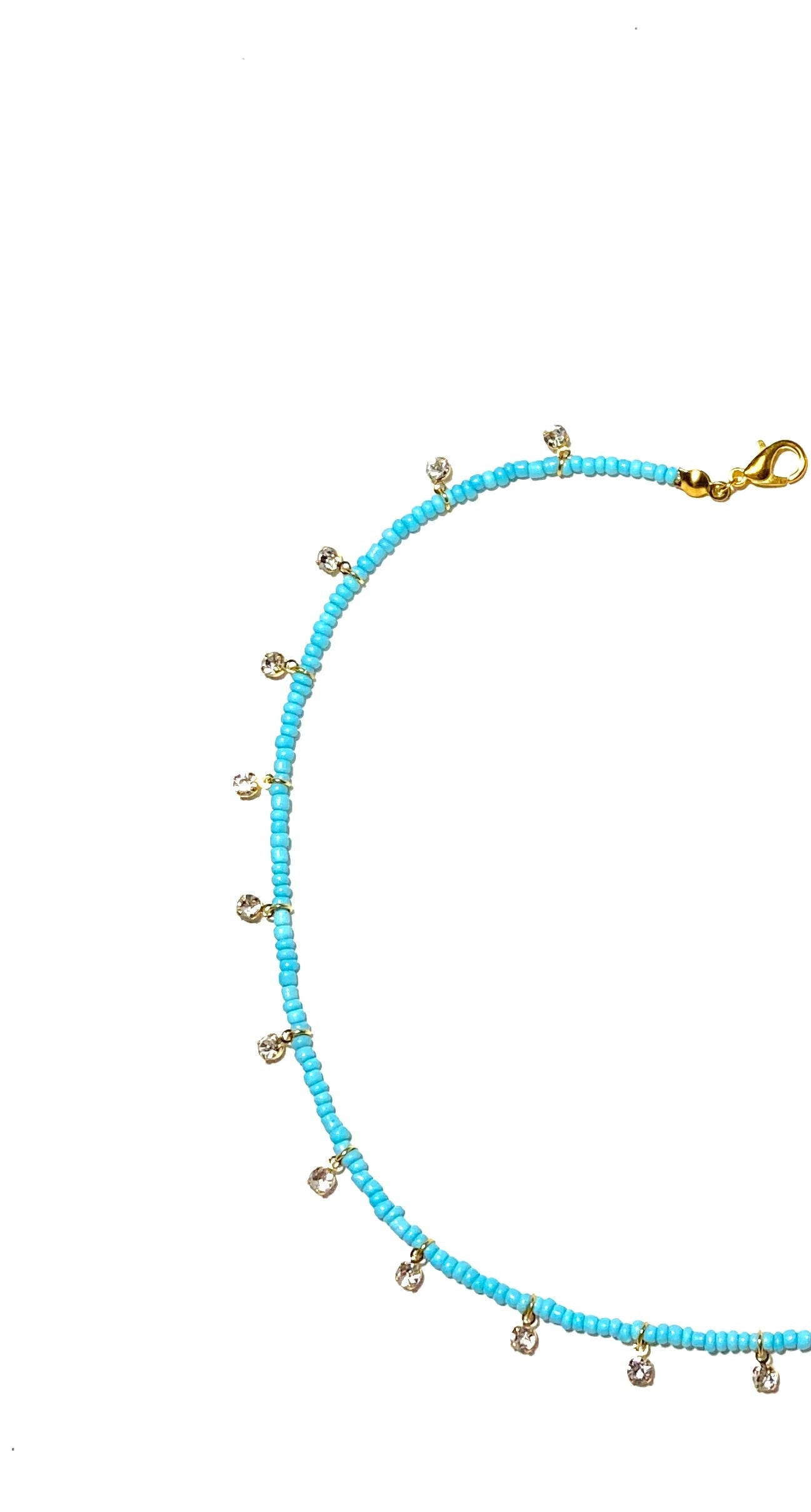 سما، سلسال ناعم بلون سماوي فريد زُيّن بقطع حُلي براقة