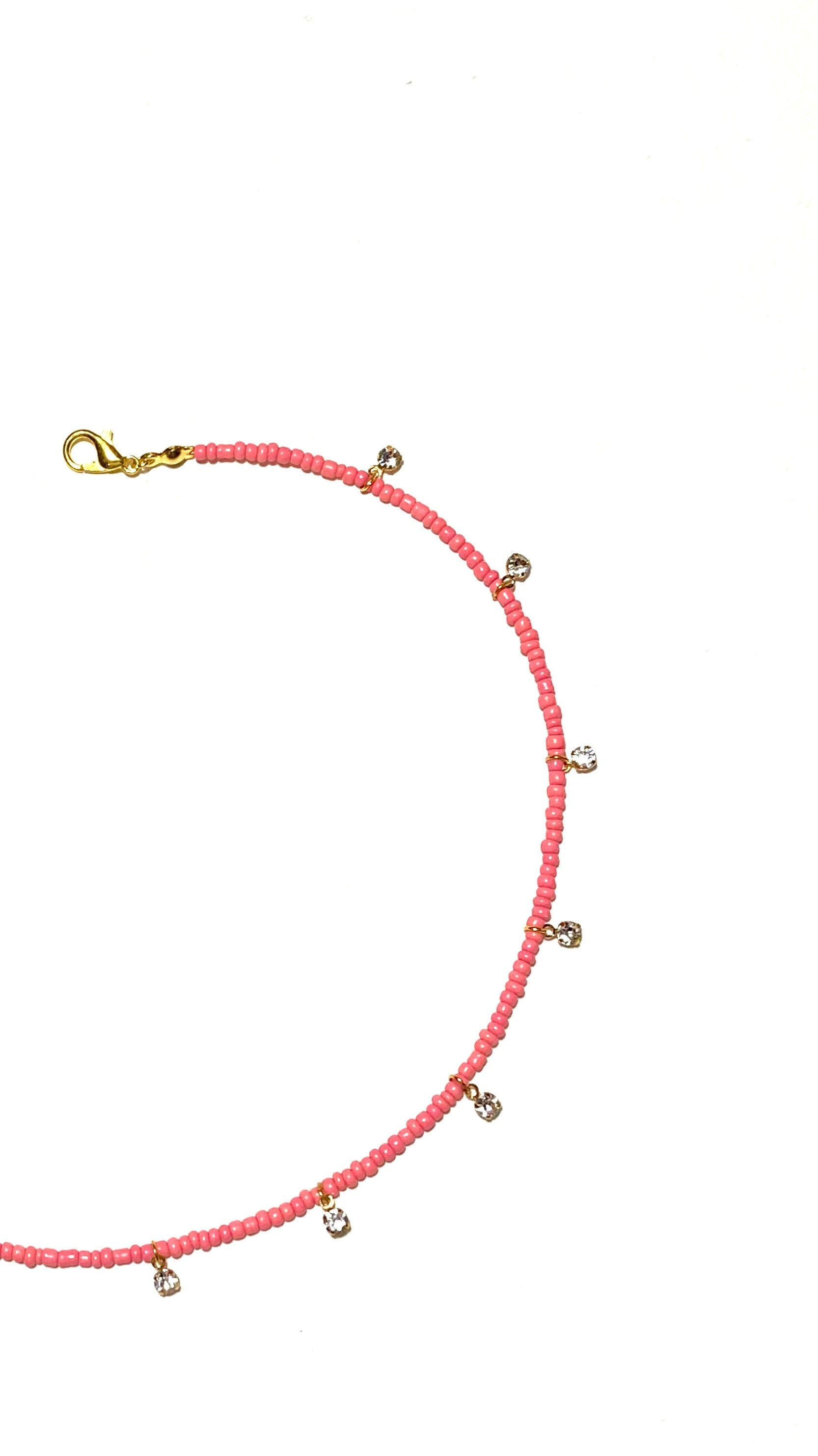 نارينا، سلسال وردي ناعم زُيّن بقطع حُلي براقة