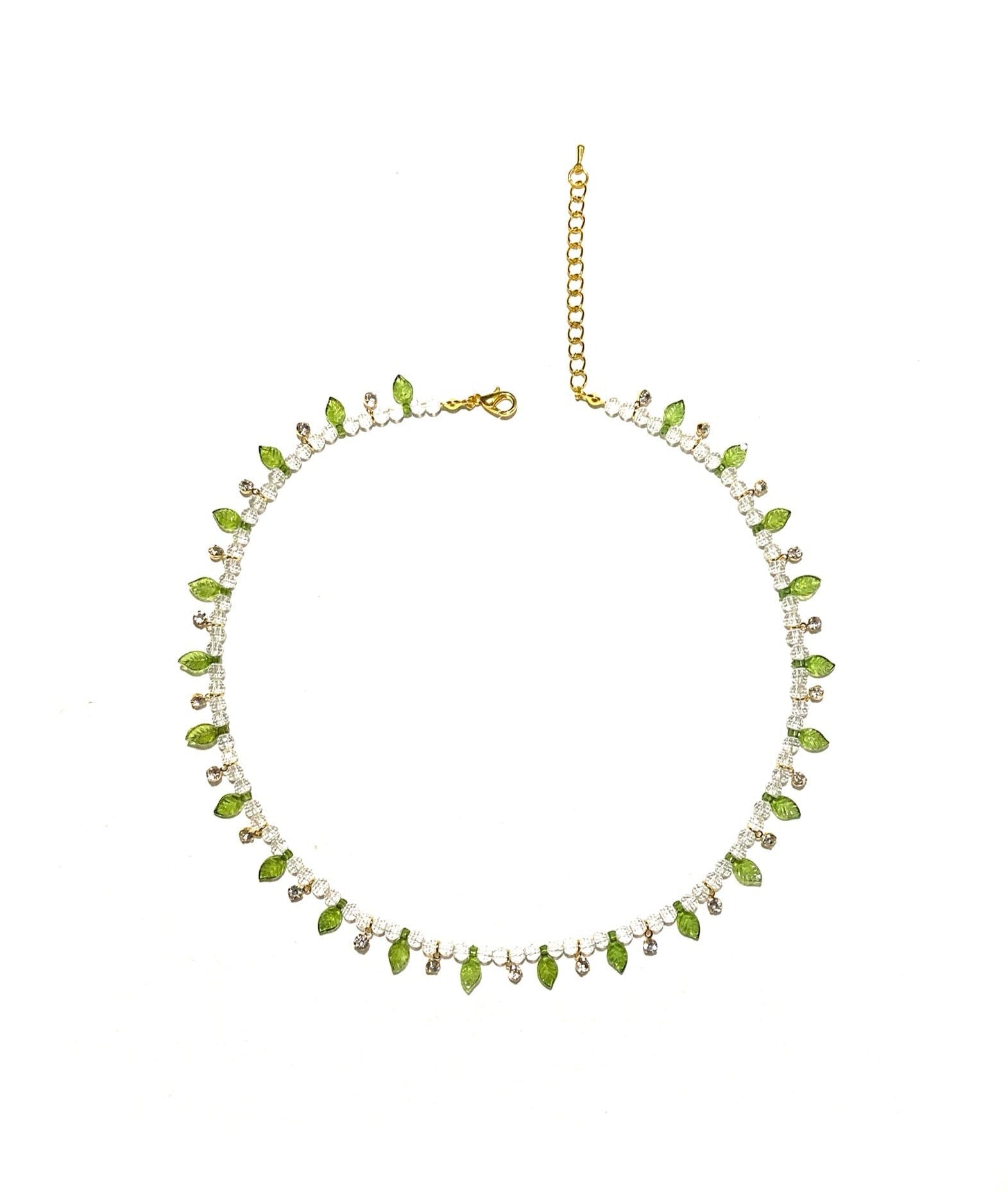 زُهَا، سلسال أنيق فاخر زُيّن بقطع حُلي براقة