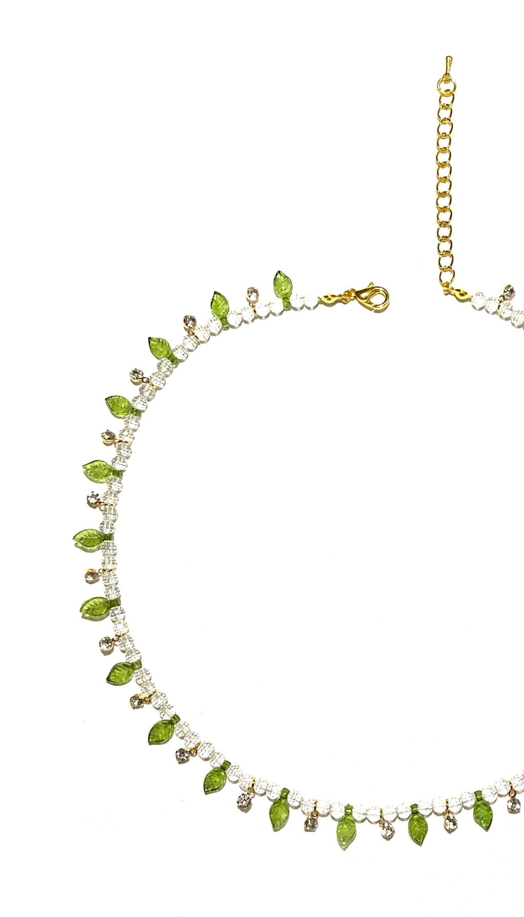 زُهَا، سلسال أنيق فاخر زُيّن بقطع حُلي براقة