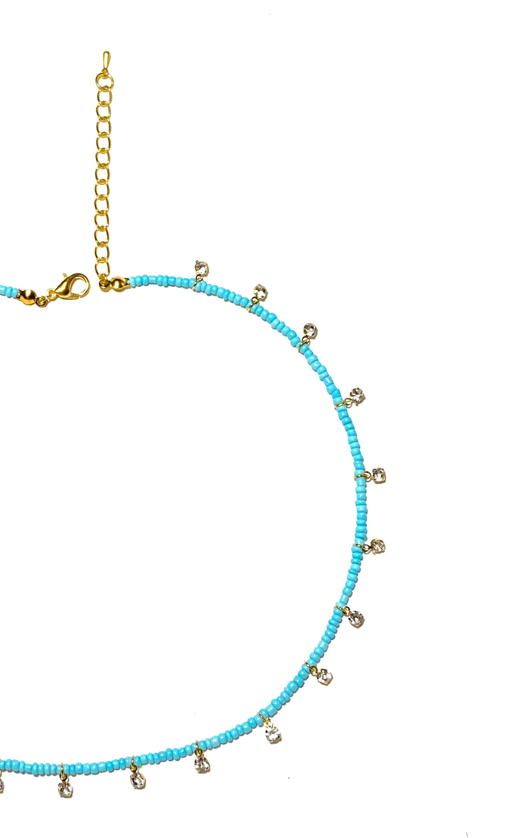 سما، سلسال ناعم بلون سماوي فريد زُيّن بقطع حُلي براقة