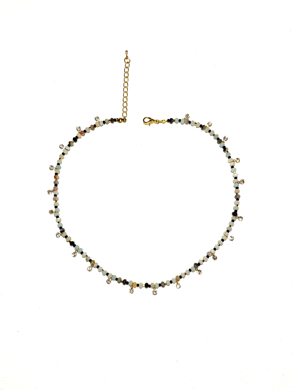 زُهَا، سلسال أخضر فاخر زُيّن بقطع حُلي براقة