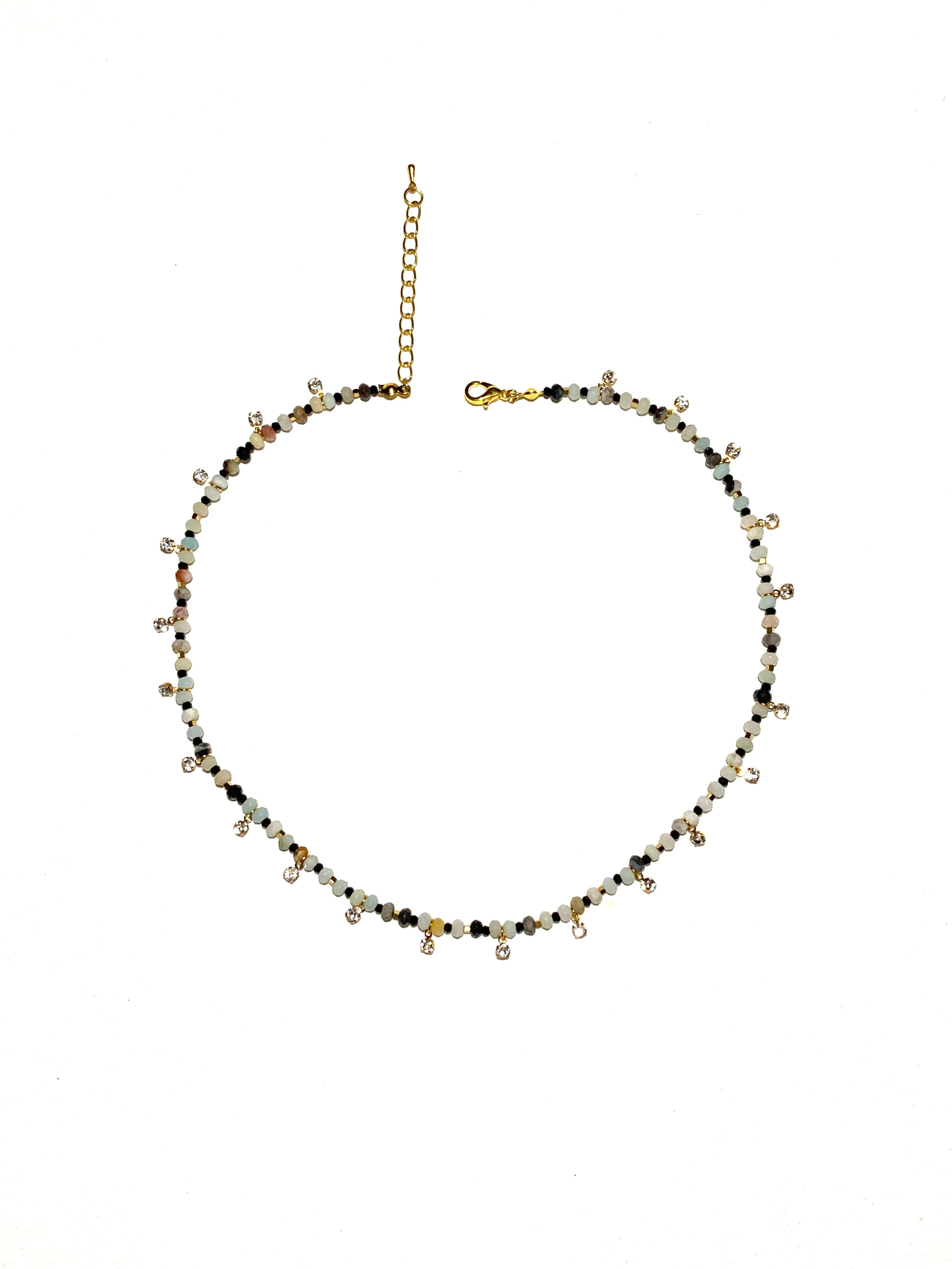 زُهَا، سلسال أخضر فاخر زُيّن بقطع حُلي براقة