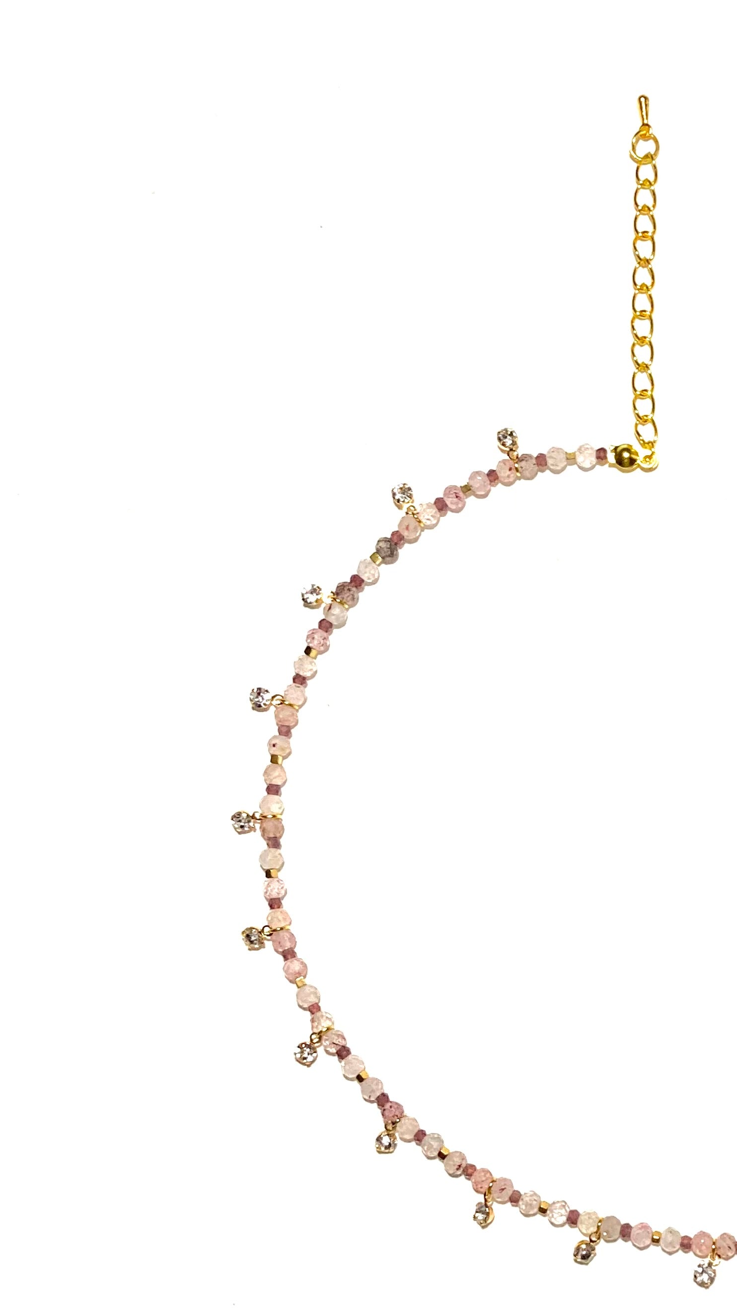 زُهَا، سلسال ناعم وردي زُيّن بقطع حُلي براقة