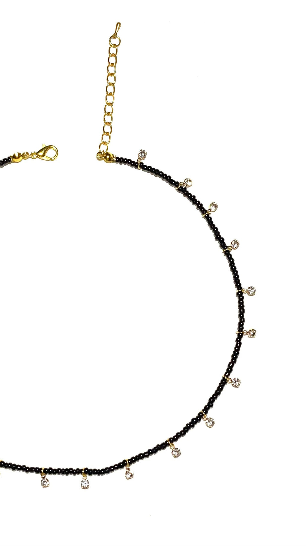 قمر، سلسال ناعم أسود زُيّن بقطع حُلي براقة