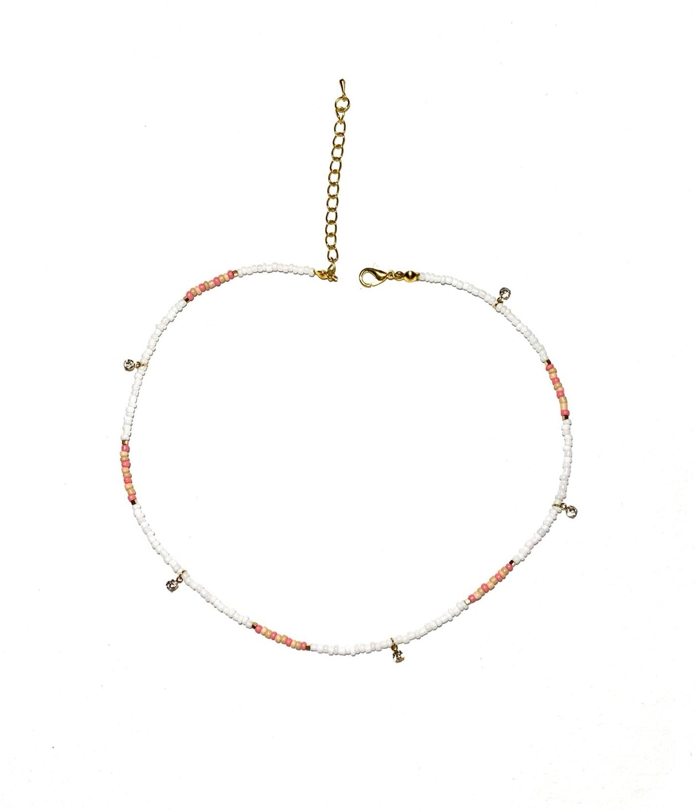 أمل، سلسال يومي يجمع بين بساطة الأبيض ورقة الوردي