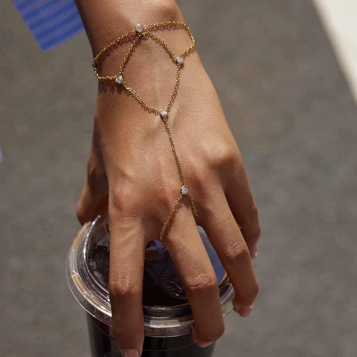 سوار كَف مميز مُزيّن بشبكة من الزركون الأبيض، مطلية ذهب عيار ١٨ قيراط، مجوهرات يومية مميزة