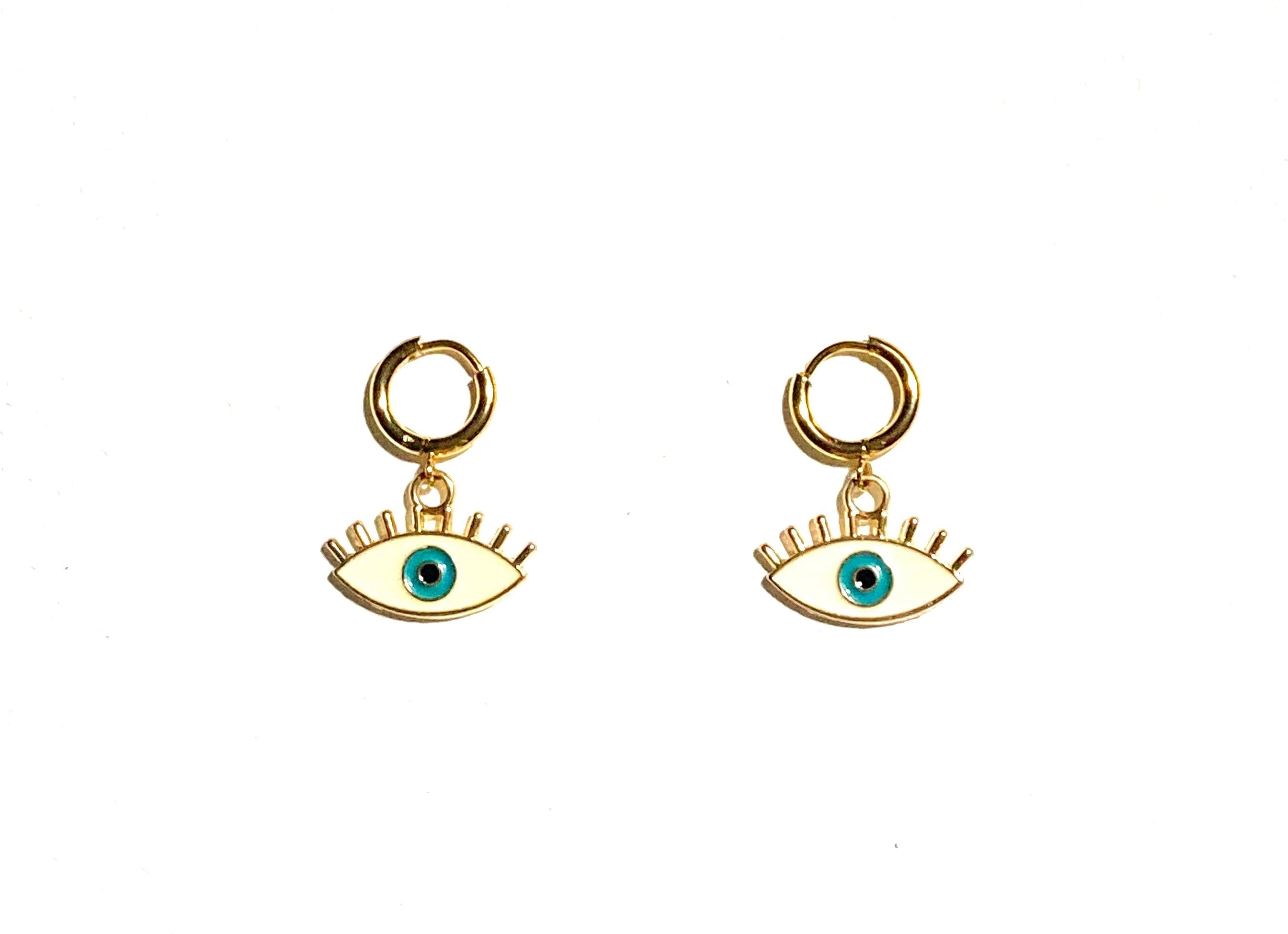 أقراط يومية بيضاء بتصميم عين، أناقة ناعمة تكمّل كل إطلالة