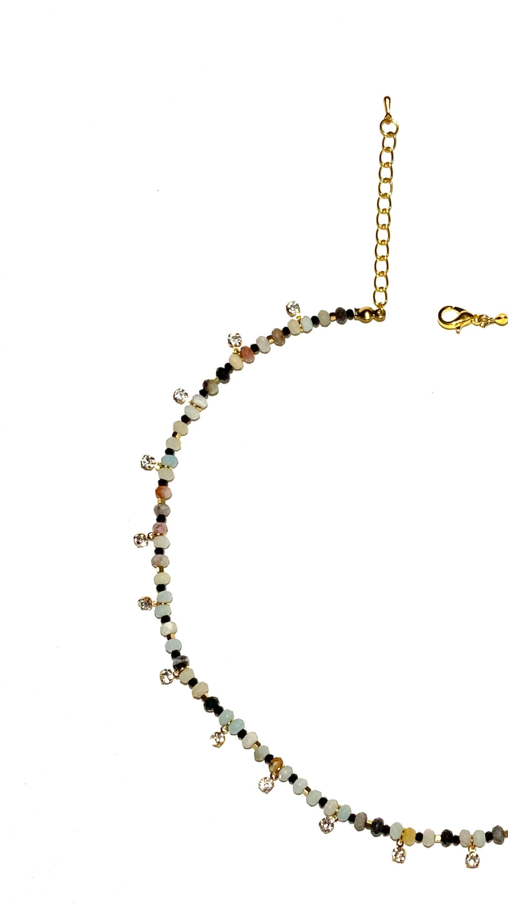 زُهَا، سلسال أخضر فاخر زُيّن بقطع حُلي براقة