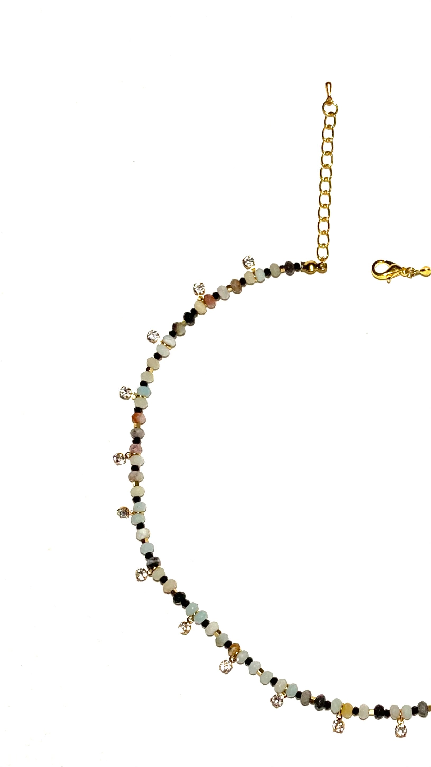 زُهَا، سلسال أخضر فاخر زُيّن بقطع حُلي براقة