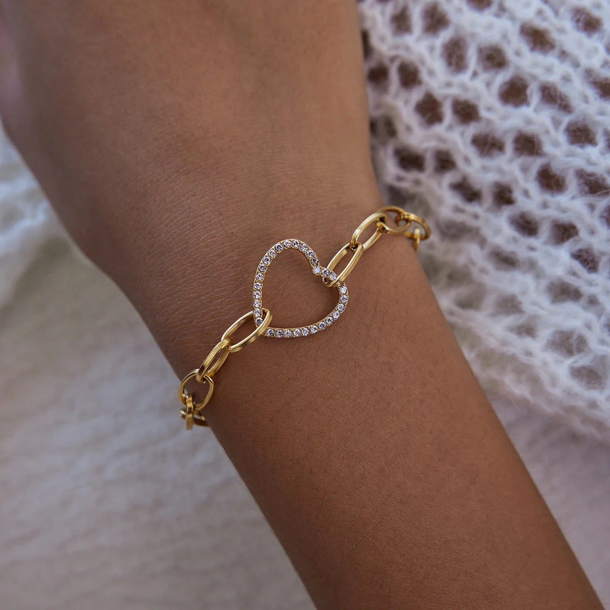 سوار مرصع بالزركون في شكل قلب مجوف، مطلي بالذهب عيار ١٨ قيراط، مقاوم للصدى والماء، هدية مجوهرات مثالية