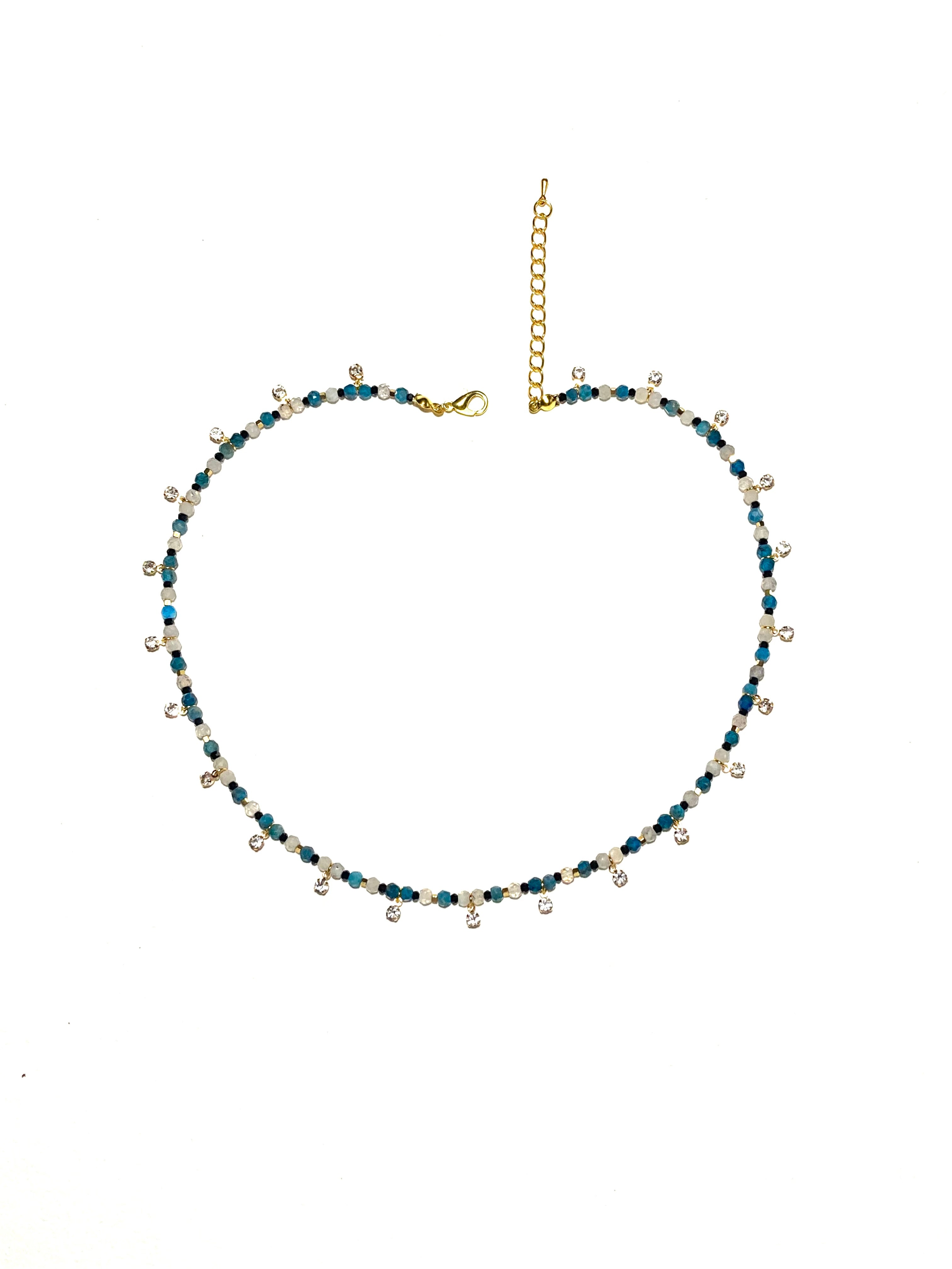 زُهَا، سلسال أنيق تركوازي ورمادي، يُزهر الأناقة على عنقك