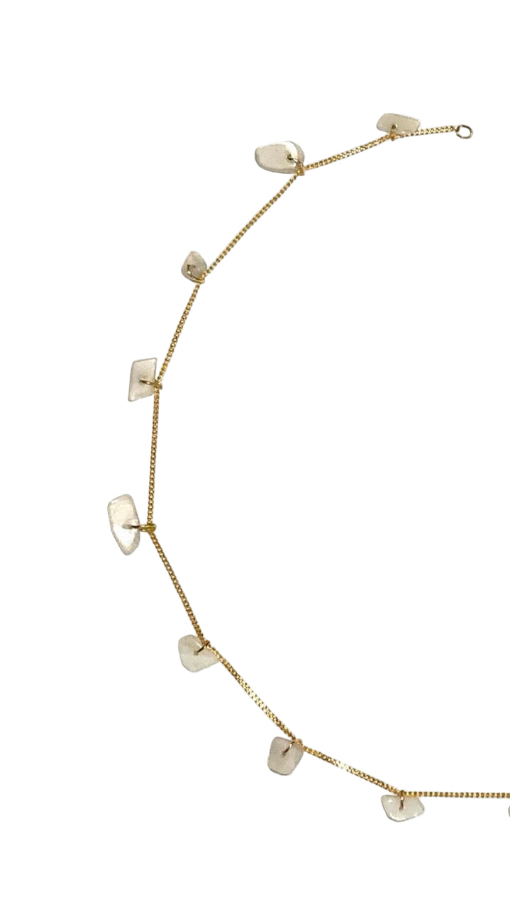 سُحُب، سلسال ذهب، مُزيَّن بحبات خرز أنيقة