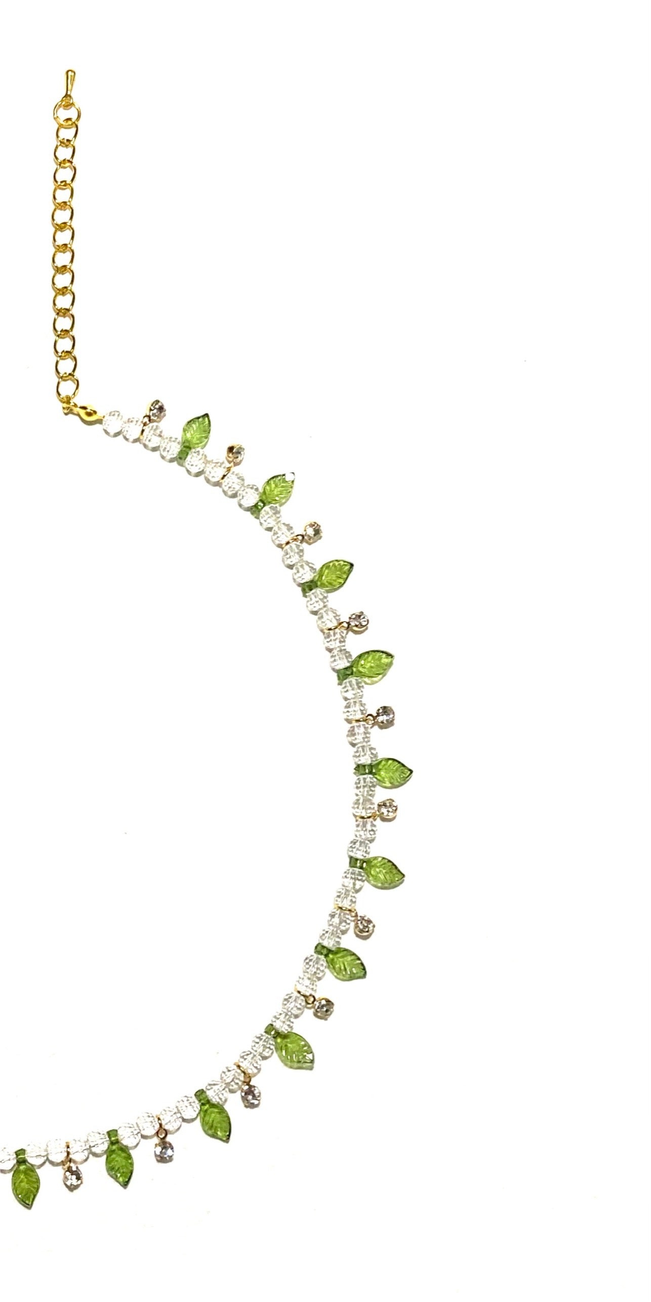 زُهَا، سلسال أنيق فاخر زُيّن بقطع حُلي براقة