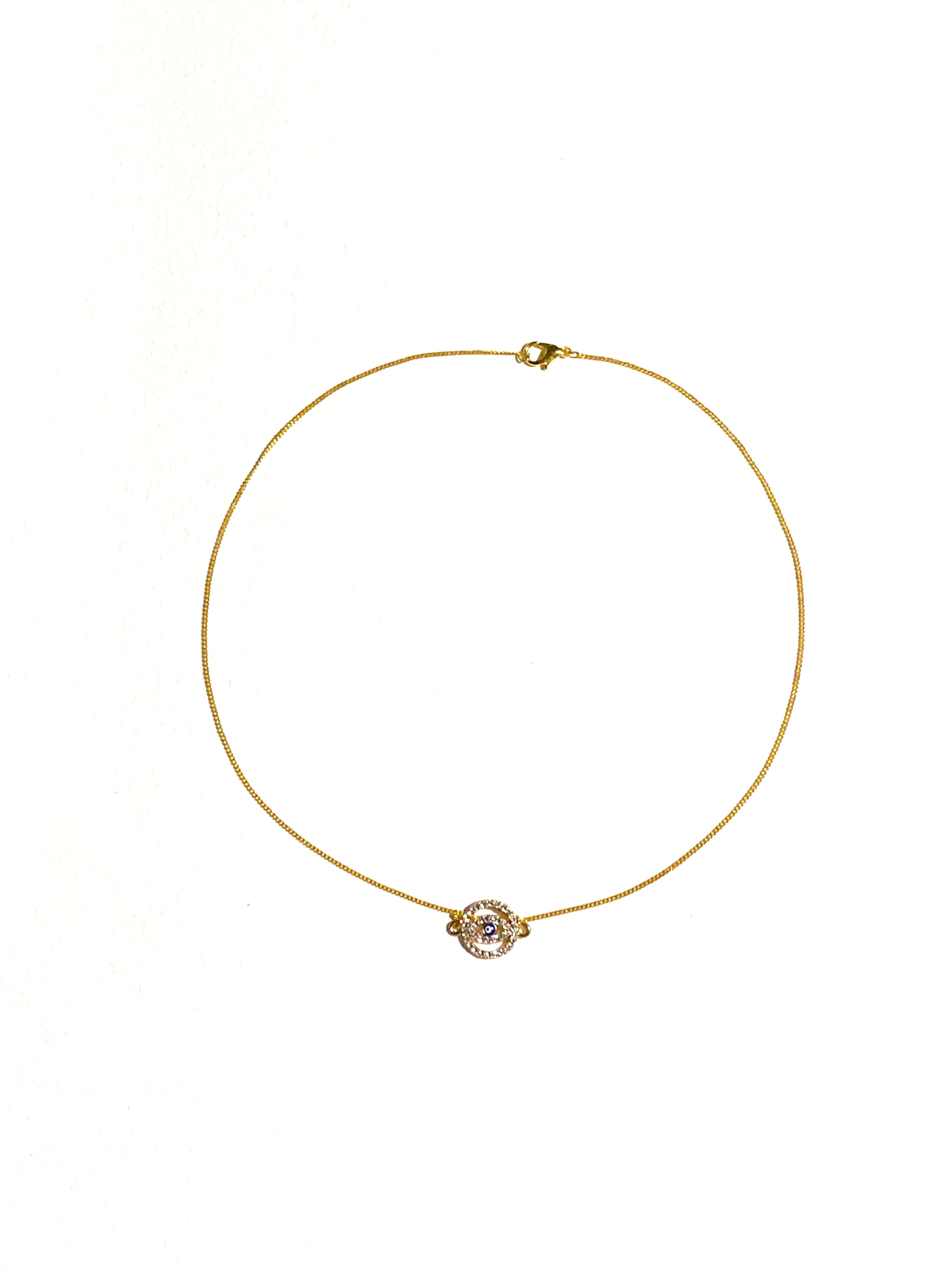 سلسال ذهبي، بتصميم عين ذهبية مرصّعة  بفصوص براقة