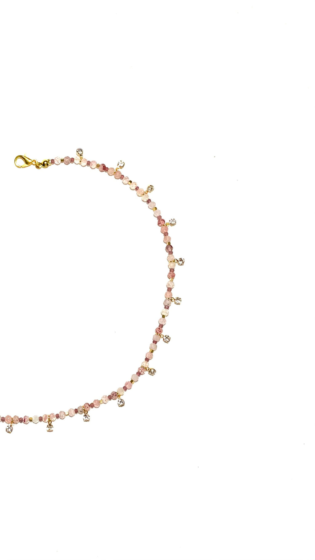 زُهَا، سلسال ناعم وردي زُيّن بقطع حُلي براقة