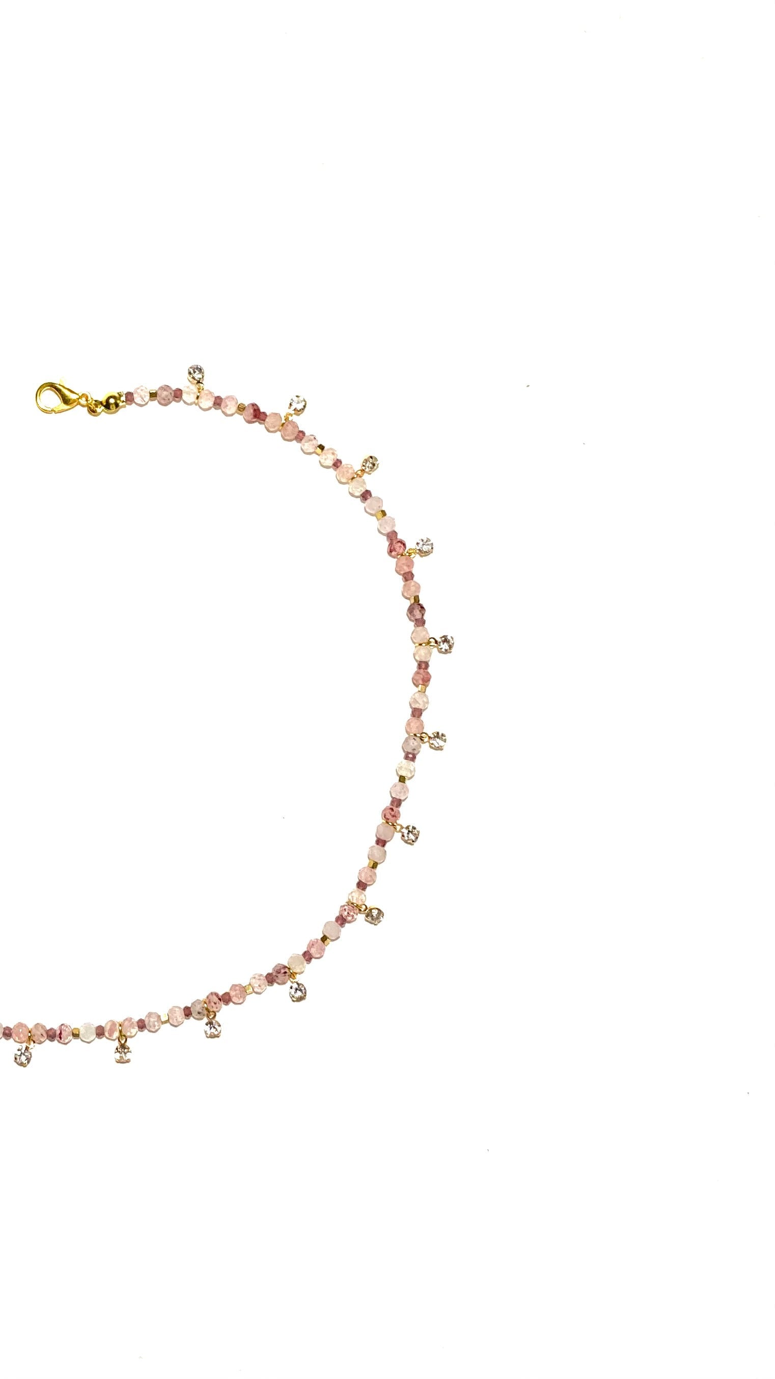 زُهَا، سلسال ناعم وردي زُيّن بقطع حُلي براقة