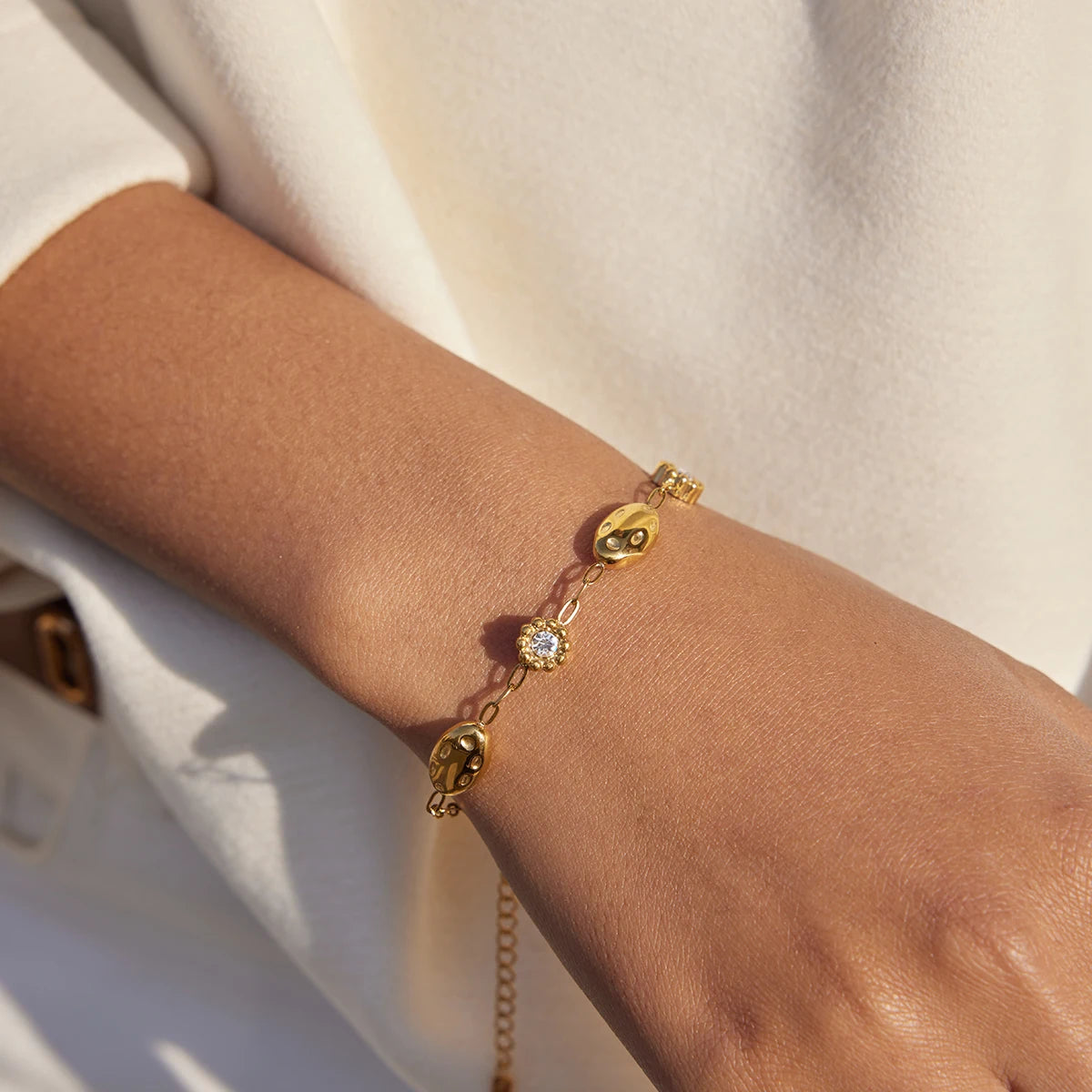 سوار بتصميم زهرة الأقحوان مرصع بحجر الزركون الأبيض، مطلي بالذهب عيار ١٨ قيراط، مقاوم للصدى والماء