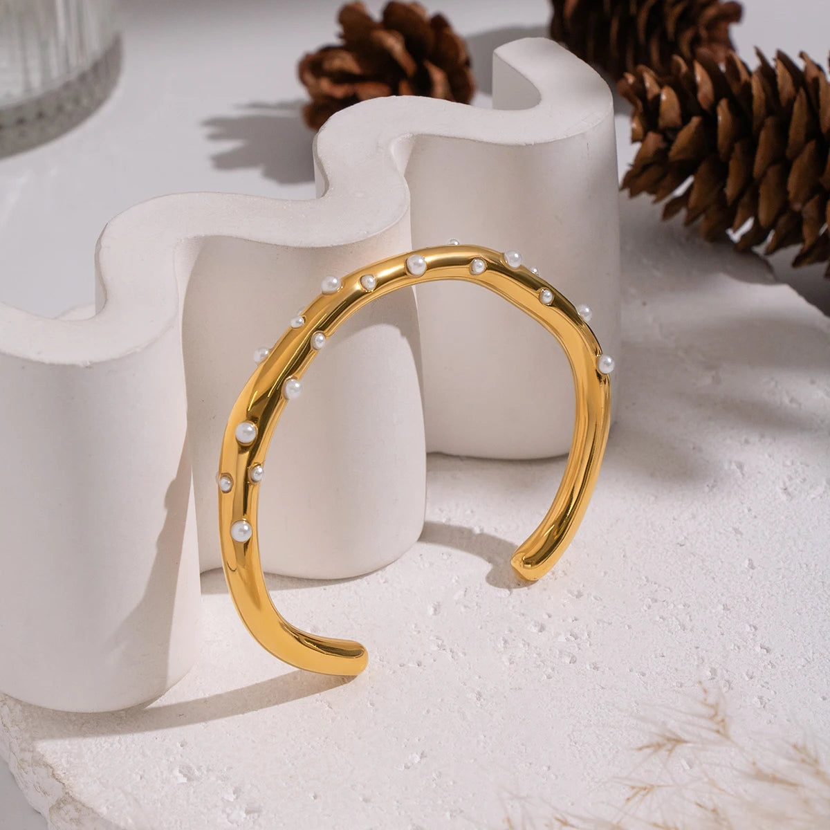 سوار فاخر مُزيّن بحجر الزركون وحبات اللؤلؤ، مطلي ذهب عيار ١٨ قيراط، قطعة مجوهرات نادرة