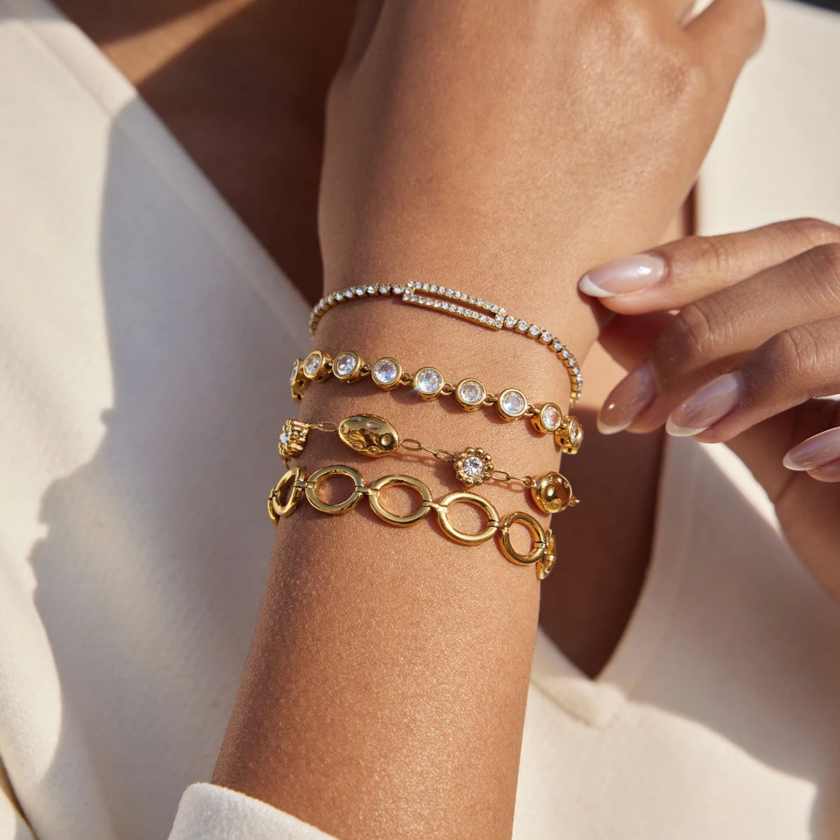 سوار بتصميم زهرة الأقحوان مرصع بحجر الزركون الأبيض، مطلي بالذهب عيار ١٨ قيراط، مقاوم للصدى والماء